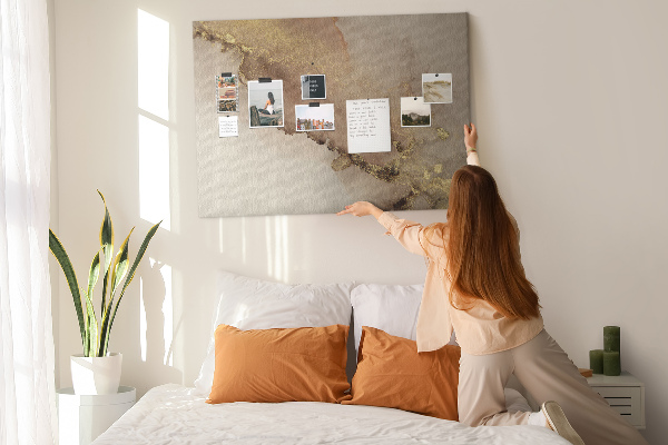 Tablero de anuncios paisaje abstracto con detalles dorados