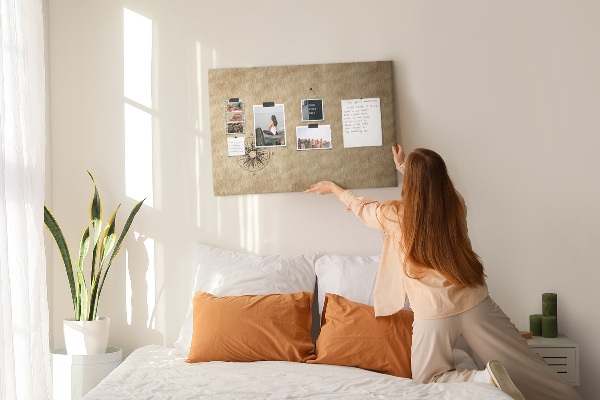 Tablero de corcho decorativo mapa antiguo con una brújula de fondo