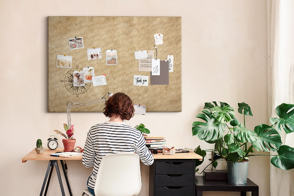 Tablero de corcho decorativo mapa antiguo con una brújula de fondo