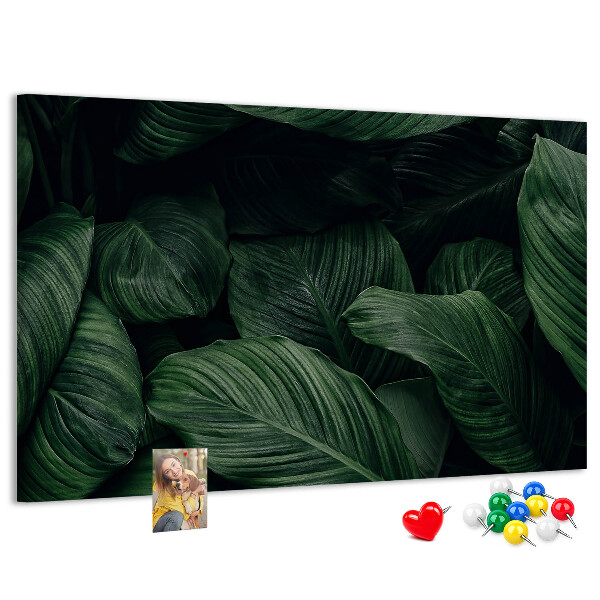Tablero de anuncios con diseño de hojas verdes en un denso entramado