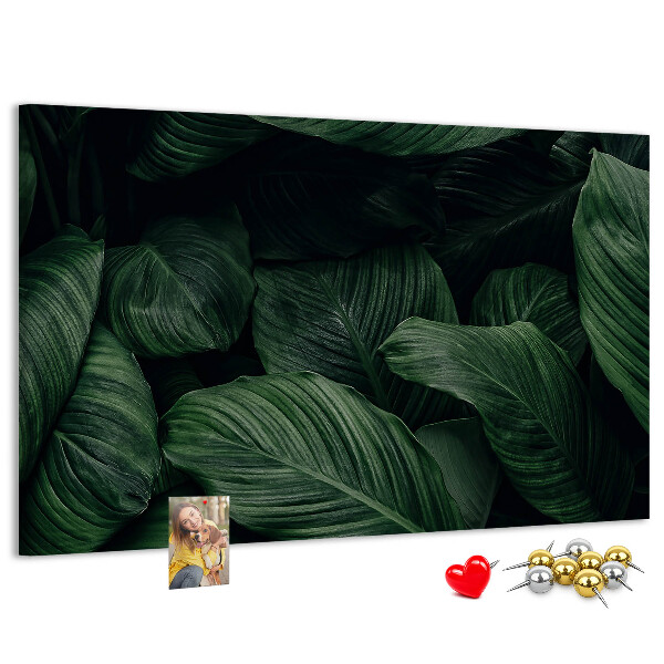 Tablero de anuncios con diseño de hojas verdes en un denso entramado