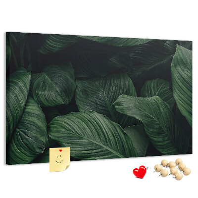 Tablero de anuncios con diseño de hojas verdes en un denso entramado