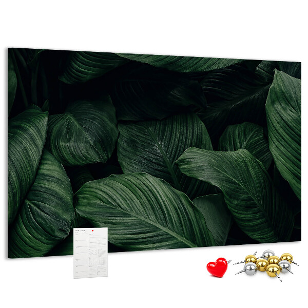 Tablero de anuncios con diseño de hojas verdes en un denso entramado