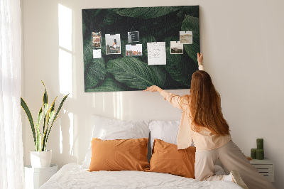 Tablero de anuncios con diseño de hojas verdes en un denso entramado