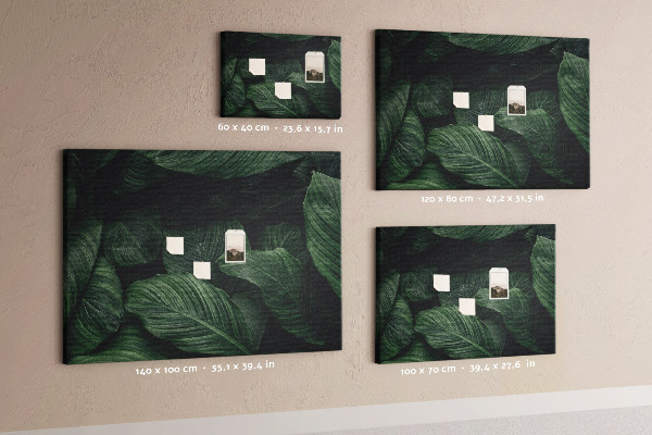 Tablero de anuncios con diseño de hojas verdes en un denso entramado