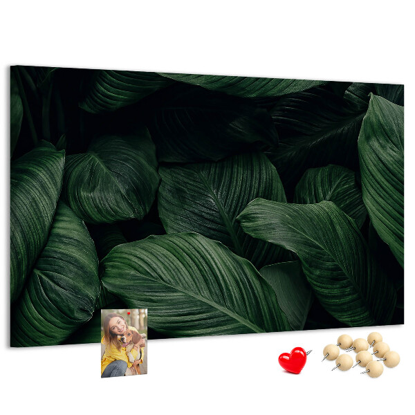 Tablero de anuncios con diseño de hojas verdes en un denso entramado