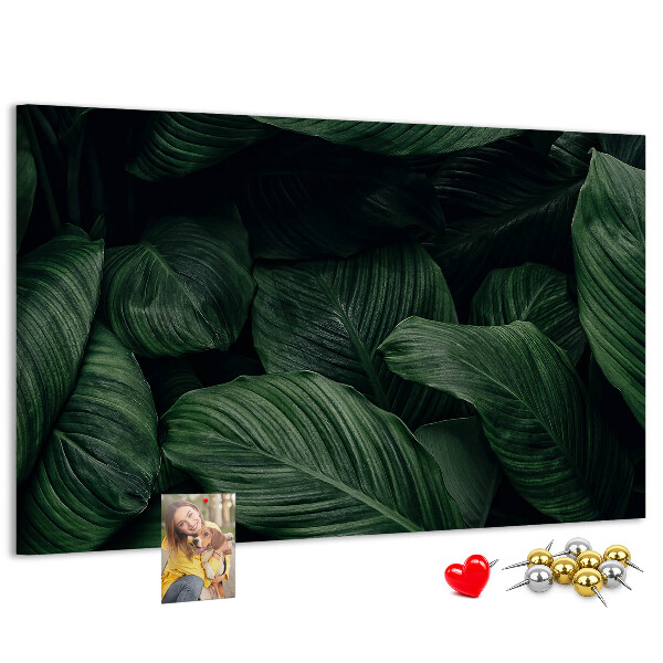 Tablero de anuncios con diseño de hojas verdes en un denso entramado