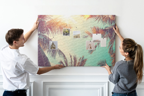 Pizarra de corcho con diseño de palmeras tropicales contra el cielo azul