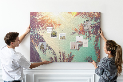 Pizarra de corcho con diseño de palmeras tropicales contra el cielo azul