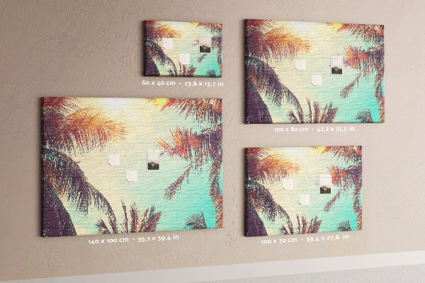 Pizarra de corcho con diseño de palmeras tropicales contra el cielo azul