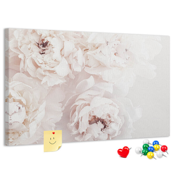 Tablero de corcho decorado con diseño de delicadas peonías blancas sobre fondo claro