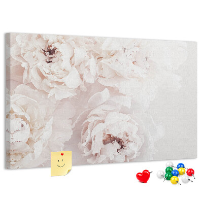 Tablero de corcho decorado con diseño de delicadas peonías blancas sobre fondo claro