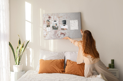 Tablero de corcho decorado con diseño de delicadas peonías blancas sobre fondo claro