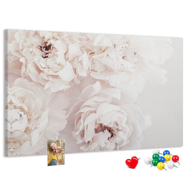 Tablero de corcho decorado con diseño de delicadas peonías blancas sobre fondo claro