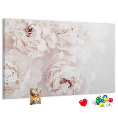 Tablero de corcho decorado con diseño de delicadas peonías blancas sobre fondo claro