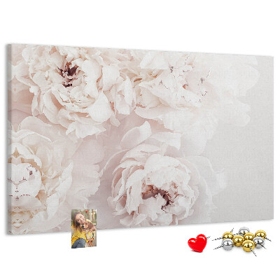 Tablero de corcho decorado con diseño de delicadas peonías blancas sobre fondo claro