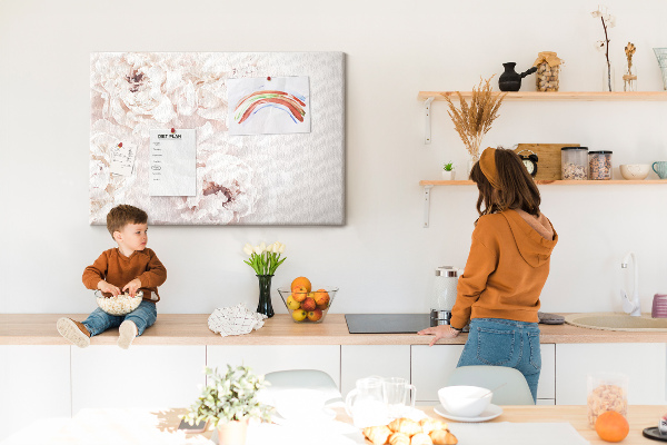 Tablero de corcho decorado con diseño de delicadas peonías blancas sobre fondo claro