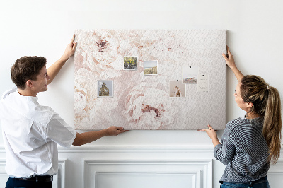 Tablero de corcho decorado con diseño de delicadas peonías blancas sobre fondo claro