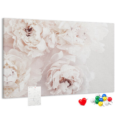 Tablero de corcho decorado con diseño de delicadas peonías blancas sobre fondo claro