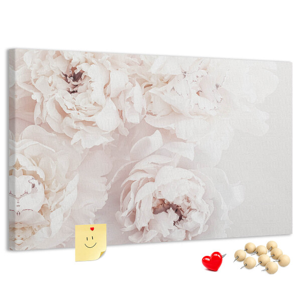 Tablero de corcho decorado con diseño de delicadas peonías blancas sobre fondo claro