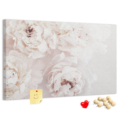 Tablero de corcho decorado con diseño de delicadas peonías blancas sobre fondo claro