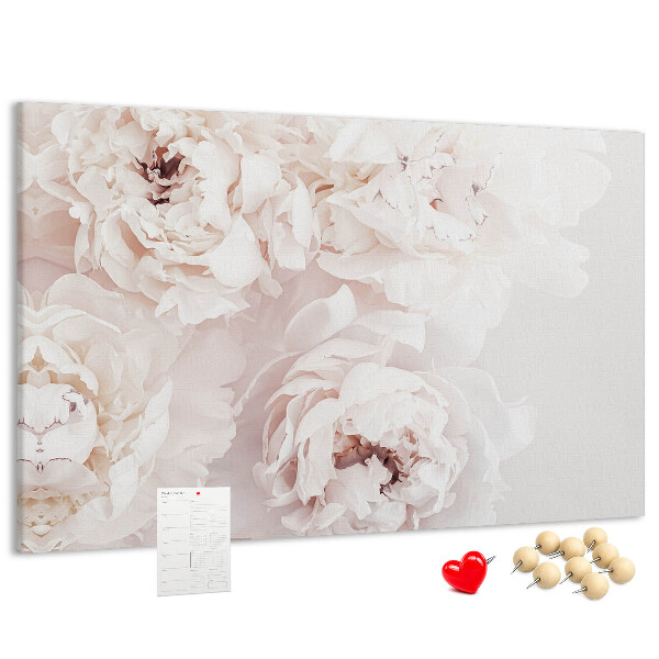 Tablero de corcho decorado con diseño de delicadas peonías blancas sobre fondo claro