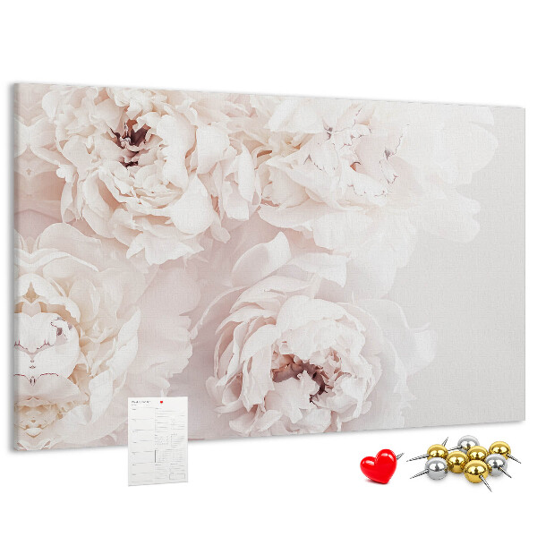 Tablero de corcho decorado con diseño de delicadas peonías blancas sobre fondo claro