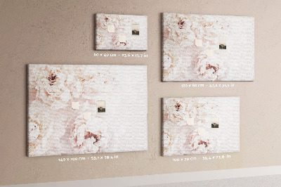 Tablero de corcho decorado con diseño de delicadas peonías blancas sobre fondo claro