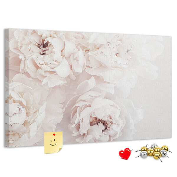Tablero de corcho decorado con diseño de delicadas peonías blancas sobre fondo claro