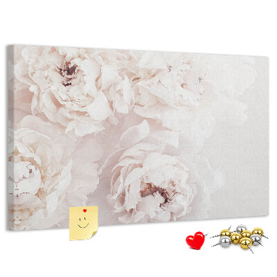 Tablero de corcho decorado con diseño de delicadas peonías blancas sobre fondo claro