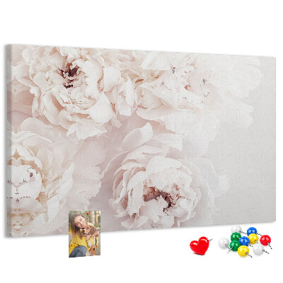Tablero de corcho decorado con diseño de delicadas peonías blancas sobre fondo claro