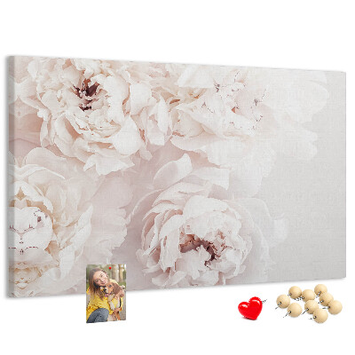 Tablero de corcho decorado con diseño de delicadas peonías blancas sobre fondo claro