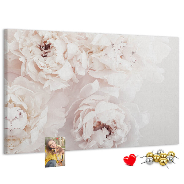 Tablero de corcho decorado con diseño de delicadas peonías blancas sobre fondo claro