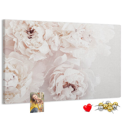 Tablero de corcho decorado con diseño de delicadas peonías blancas sobre fondo claro