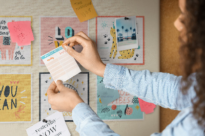 Tablero de anuncios con gráficos coloridos y eslóganes positivos