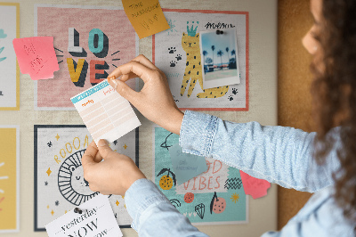 Tablero de anuncios con gráficos coloridos y eslóganes positivos