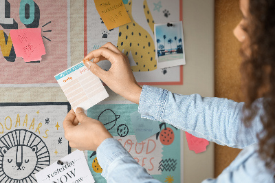 Tablero de anuncios con gráficos coloridos y eslóganes positivos