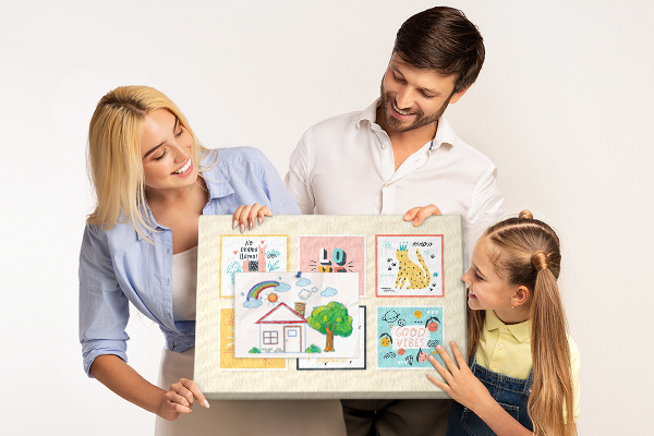 Tablero de anuncios con gráficos coloridos y eslóganes positivos