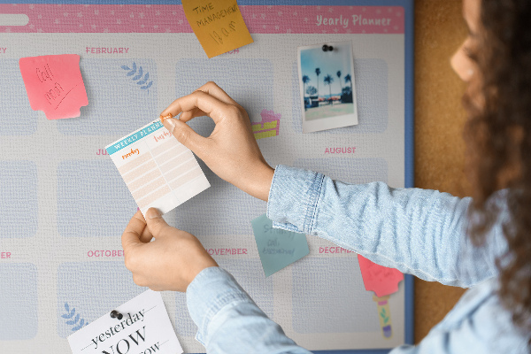 Tablero de corcho decorativo agenda anual con estampado de frutas