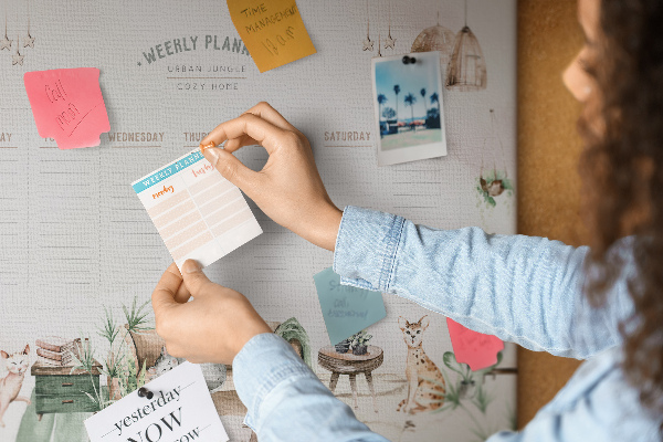 Tablero de corcho decorado planificador semanal de estilo hogareño