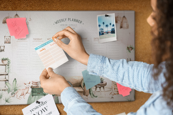Tablero de corcho decorado planificador semanal de estilo hogareño