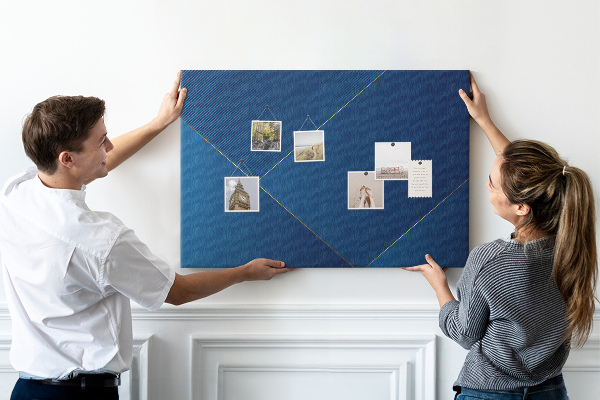 Tablero de anuncios con elegantes diseños geométricos en tonos azules