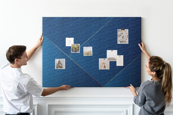 Tablero de anuncios con elegantes diseños geométricos en tonos azules