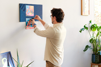 Tablero de anuncios con elegantes diseños geométricos en tonos azules