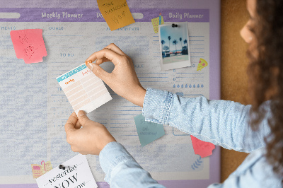 Tablero de corcho decorado con diseño de agenda semanal y detalles coloridos
