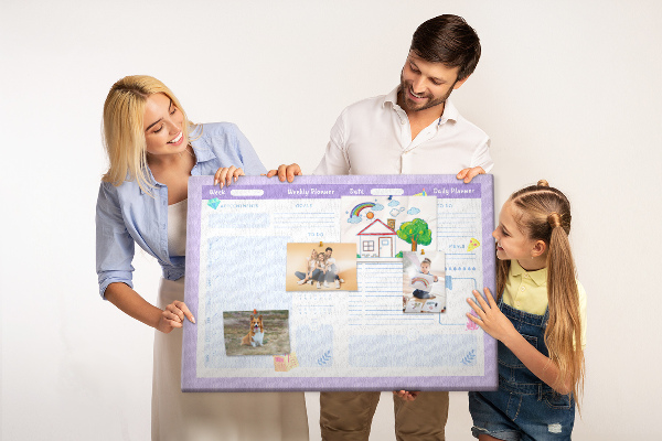 Tablero de corcho decorado con diseño de agenda semanal y detalles coloridos