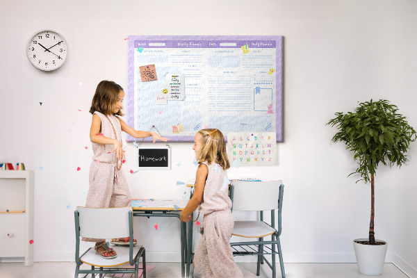 Tablero de corcho decorado con diseño de agenda semanal y detalles coloridos