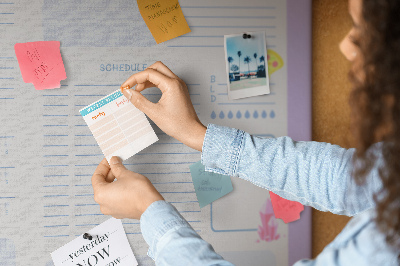 Tablero de corcho decorado con diseño de agenda semanal y detalles coloridos