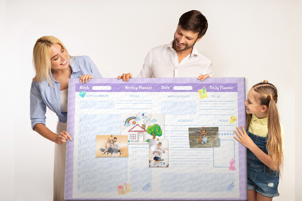 Tablero de corcho decorado con diseño de agenda semanal y detalles coloridos