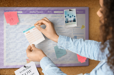 Tablero de corcho decorado con diseño de agenda semanal y detalles coloridos
